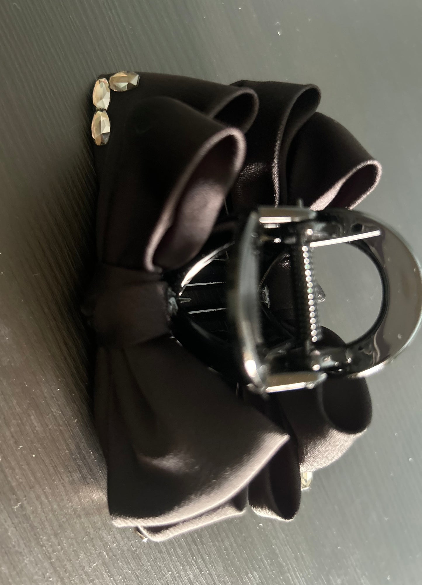 🎀 TThe Structured Satin Bow Clip
